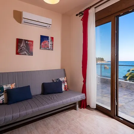 Golden Breeze Apartment *